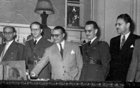 Más que la oposición entre dictadura y democracia fue un enfrentamiento entre 2 tendencias democráticas: una representada por el medinismo y una representada por Betancourt.