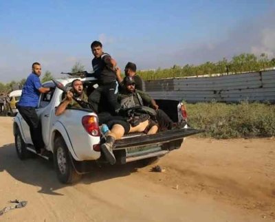 Los hombres armados de Hamás que se infiltraron a Israel tomaron cautivos a civiles y soldados en Gaza después de invadir varias bases militares y comunidades.