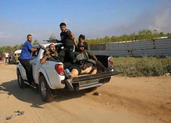 Los hombres armados de Hamás que se infiltraron a Israel tomaron cautivos a civiles y soldados en Gaza después de invadir varias bases militares y comunidades.