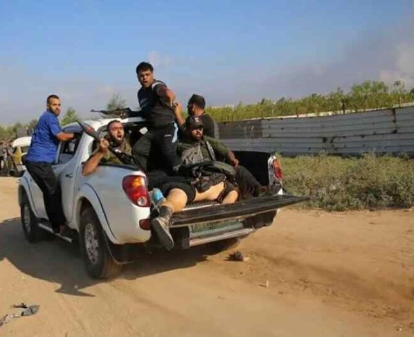 Los hombres armados de Hamás que se infiltraron a Israel tomaron cautivos a civiles y soldados en Gaza después de invadir varias bases militares y comunidades.