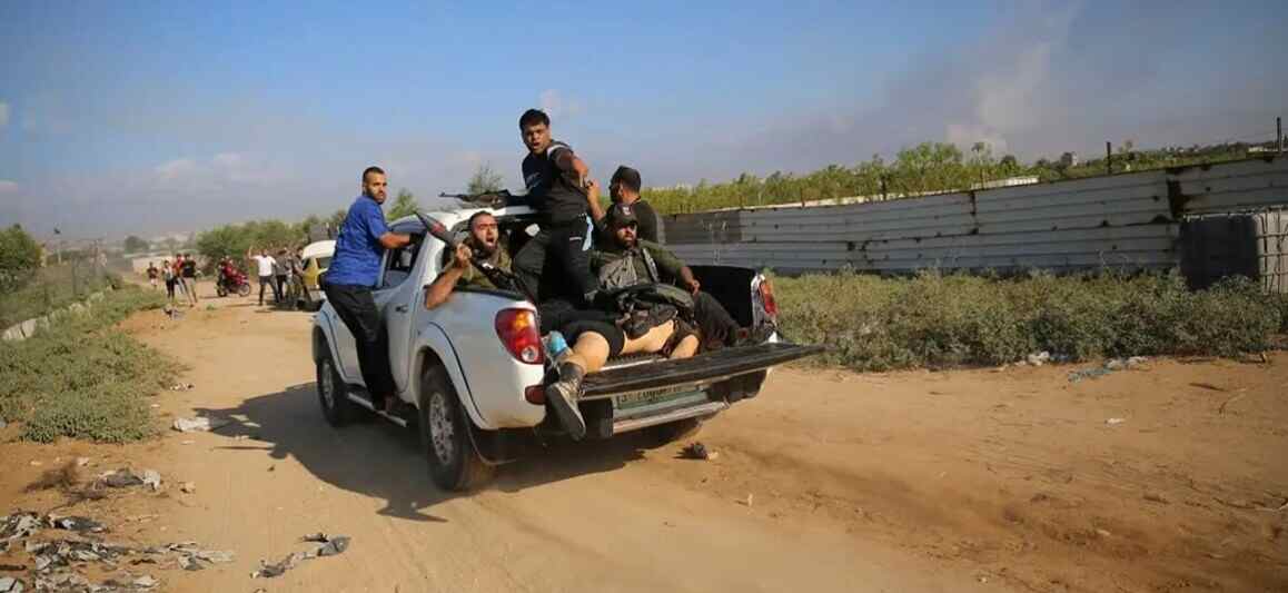 Los hombres armados de Hamás que se infiltraron a Israel tomaron cautivos a civiles y soldados en Gaza después de invadir varias bases militares y comunidades.