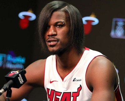 El alero de 34 años de edad Jimmy Butler sorprendió a los periodistas que estaban en la conferencia de prensa al entrar con su nuevo peinado