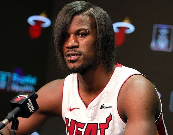 El alero de 34 años de edad Jimmy Butler sorprendió a los periodistas que estaban en la conferencia de prensa al entrar con su nuevo peinado