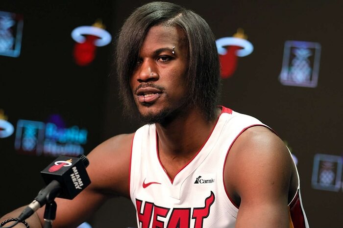 El alero de 34 años de edad Jimmy Butler sorprendió a los periodistas que estaban en la conferencia de prensa al entrar con su nuevo peinado