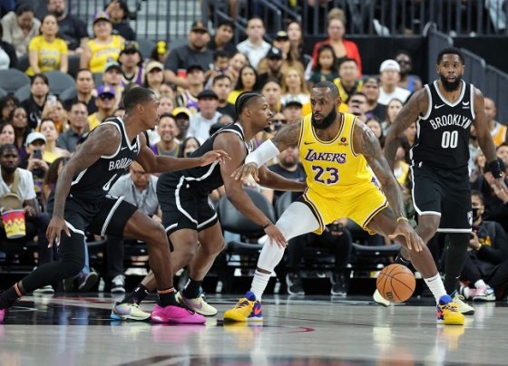LeBron James estuvo ausente en el primer duelo de pretemporada que tuvieron los Ángeles Lakers ante Golden State Warriors sin dar ninguna explicación