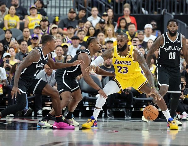 LeBron James estuvo ausente en el primer duelo de pretemporada que tuvieron los Ángeles Lakers ante Golden State Warriors sin dar ninguna explicación