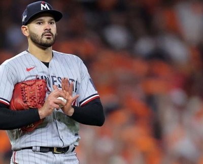 El serpentinero zuliano Pablo López lanzó por espacio de siete entradas, para que los Mellizos de Minnesota ganaran el tercer encuentro de la serie divisional