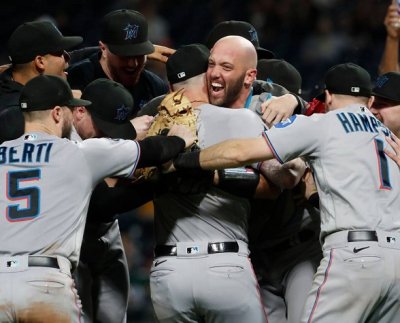 El equipo de los Marlins de Miami venció 7 a 3 a los Piratas de Pittsburgh para de esta manera conseguir su boleto hacía la postemporada