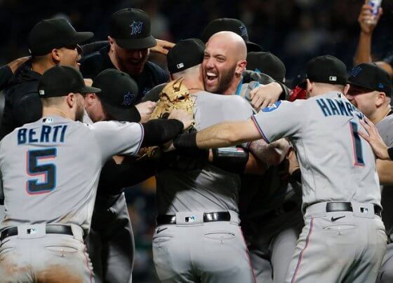 El equipo de los Marlins de Miami venció 7 a 3 a los Piratas de Pittsburgh para de esta manera conseguir su boleto hacía la postemporada