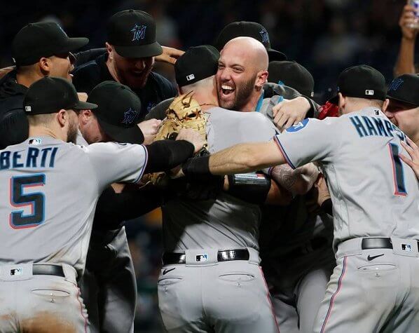 El equipo de los Marlins de Miami venció 7 a 3 a los Piratas de Pittsburgh para de esta manera conseguir su boleto hacía la postemporada