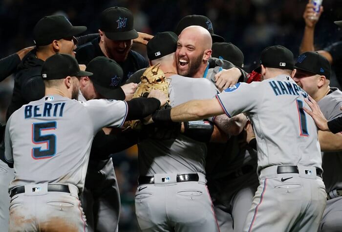 El equipo de los Marlins de Miami venció 7 a 3 a los Piratas de Pittsburgh para de esta manera conseguir su boleto hacía la postemporada