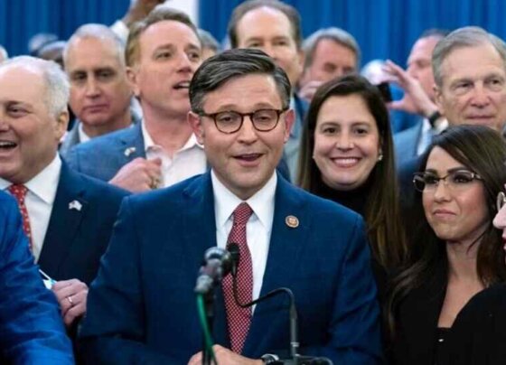 Mike Johnson se hizo por fin con el cargo de presidente de la Cámara de Representantes, al obtener la mayoría de votos necesarios