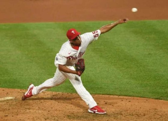 El criollo trabajó tres innings y un tercio en los cuales solo permitió dos hits otorgó un boleto y propinó cuatro ponches.