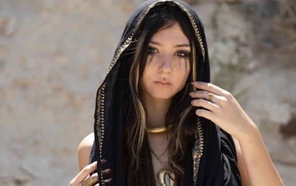 La víctima de los terroristas Shani Lou está con vida pero en estado crítico en un hospital de la franja de Gaza. La nueva información se conoció esta semana gracias a su madre Ricarda Louk.