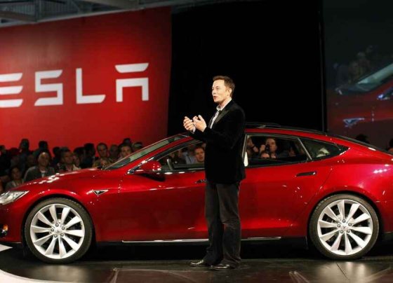 Volkswagen y Fiat pausan la fabricación de coches eléctricos porque la gente no quiere coches eléctricos en otras marcas y por tanto prefiere los originales Tesla.