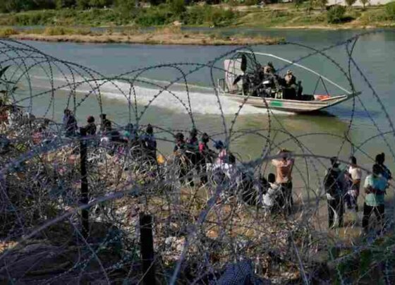 Una orden temporal de una jueza impide a los agentes de la Patrulla Fronteriza de EEUU cortar las alambradas de púas colocadas por el gobierno de Texas en un punto fronterizo con México para impedir la entrada de migrantes.