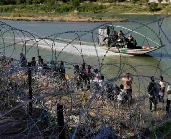 Una orden temporal de una jueza impide a los agentes de la Patrulla Fronteriza de EEUU cortar las alambradas de púas colocadas por el gobierno de Texas en un punto fronterizo con México para impedir la entrada de migrantes.
