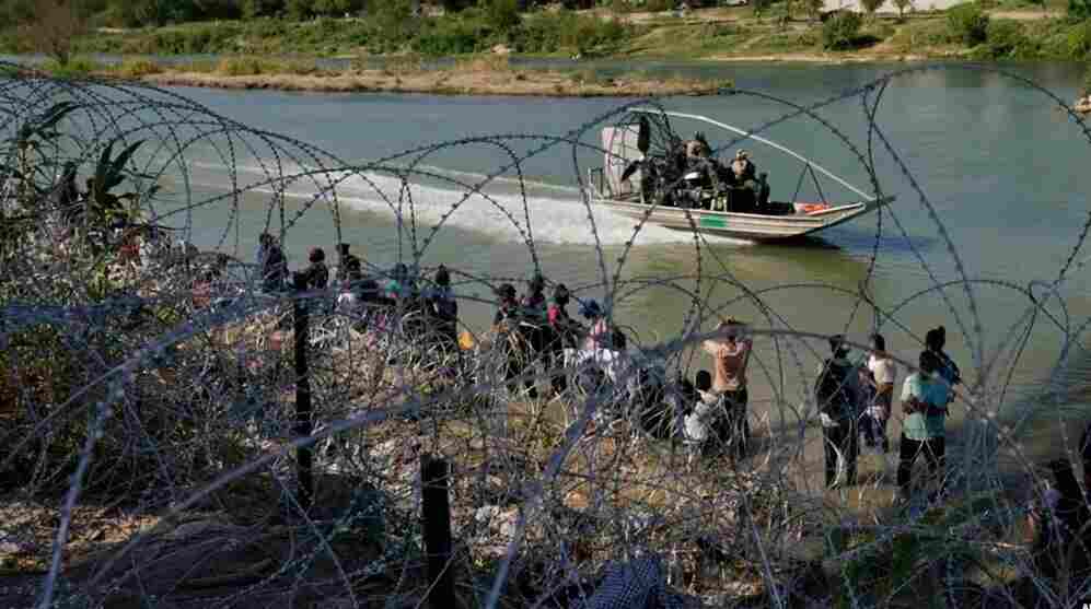 Una orden temporal de una jueza impide a los agentes de la Patrulla Fronteriza de EEUU cortar las alambradas de púas colocadas por el gobierno de Texas en un punto fronterizo con México para impedir la entrada de migrantes.