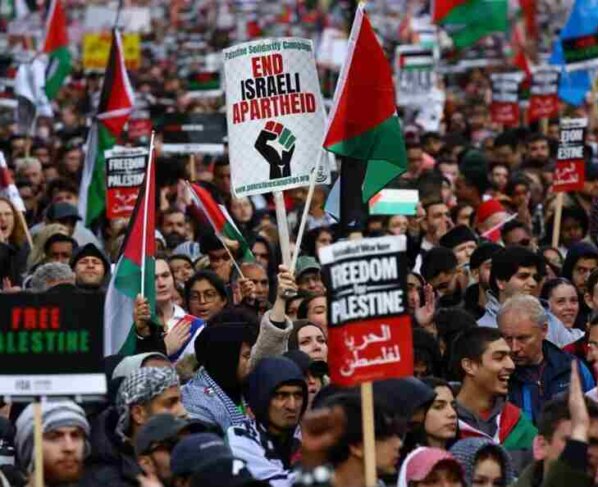 los mandatarios árabes y musulmanes exigieron en sus declaraciones que Israel cesara inmediatamente su ofensiva en la Franja de Gaza, mientras desde Europa se recalcó el derecho de Israel a defenderse dentro del marco del derecho internacional.