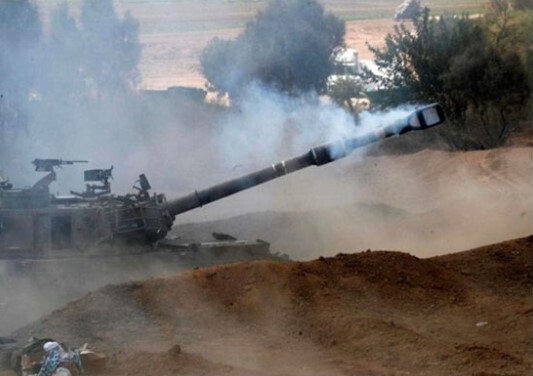 El Ejército israelí indicó en sus redes sociales que Hezboláh lanzó dos misiles guiados antitanque desde suelo libanés contra el kibutz de Manara, en el norte de Israel.