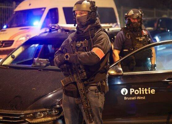 El Gobierno belga ha declarado la alerta máxima tras lo que definen como un horrible atentado en el que un hombre abrió fuego con un arma de guerra mató a dos suecos y dejó una persona herida.