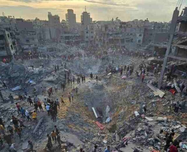 Autoridades locales aseguraron que 50 personas murieron en un ataque aéreo sobre el campo de refugiados de Jabalia, en el norte del territorio.