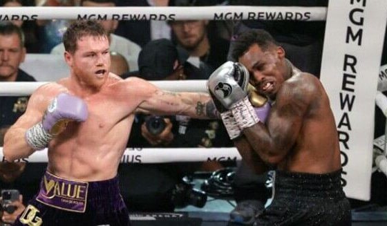 El mexicano Saul “Canelo” Alvarez envió a la lona en el séptimo round al estadounidense Jermell Charlo pero no pudo liquidarlo para conformarse con una amplia decisión unánime