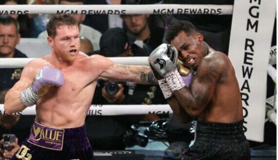 El mexicano Saul “Canelo” Alvarez envió a la lona en el séptimo round al estadounidense Jermell Charlo pero no pudo liquidarlo para conformarse con una amplia decisión unánime