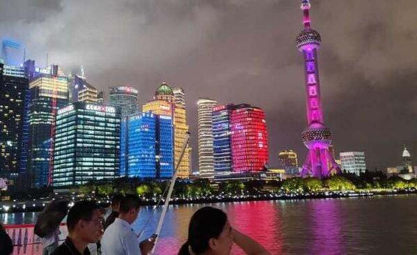 El Banco se encuentra en la cuerda floja entre mantener la liquidez para ayudar a una economía en dificultades y estabilizar el yuan ante las expectativas de "tipos más altos durante más tiempo" en EEUU.