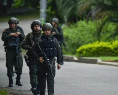 El EMC se separó de las desmovilizadas FARC en 2016 cuenta con alrededor de 3.530 miembros incluyendo unos 2.180 combatientes y opera en regiones afectadas por el tráfico de drogas y la minería ilegal.