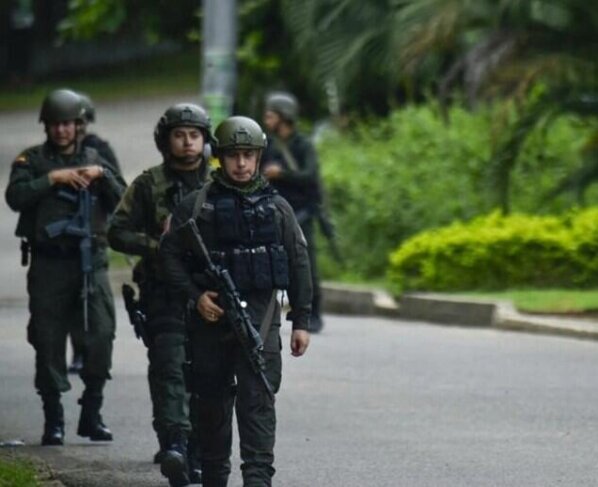 El EMC se separó de las desmovilizadas FARC en 2016 cuenta con alrededor de 3.530 miembros incluyendo unos 2.180 combatientes y opera en regiones afectadas por el tráfico de drogas y la minería ilegal.