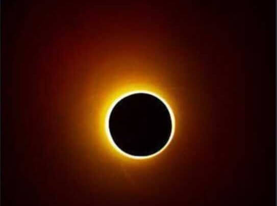 el que la Luna obstruya parte de la luz de la estrella hace que se vea un disco oscuro sobre otro mayor y brillante. De modo que lo que se distingue es un anillo de luz en el cielo.