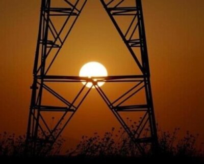 La razón es que habrá que sustituir por electricidad los combustibles de origen fósil para motores de los vehículos y evitar un aumento de la temperatura del planeta de 1,5°.