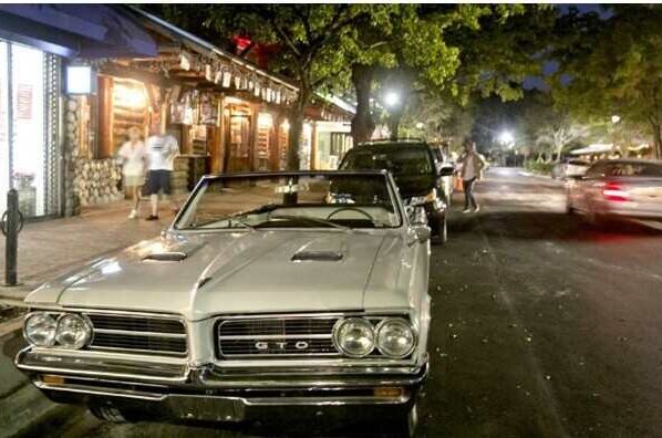 Los conductores pueden estacionarse en una calle pública residencial delante de cualquier casa pero hay excepciones en algunas localidades