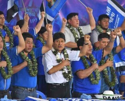 El ex presidente muestra su fuerza en un congreso con sus fieles en medio de su pelea con el actual mandatario por el liderazgo de la izquierda.