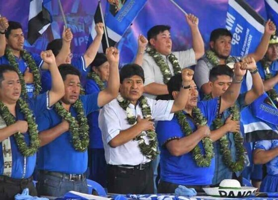 El ex presidente muestra su fuerza en un congreso con sus fieles en medio de su pelea con el actual mandatario por el liderazgo de la izquierda.