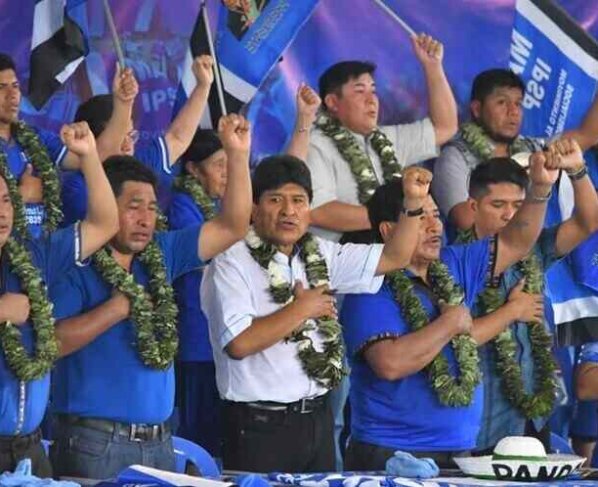 El ex presidente muestra su fuerza en un congreso con sus fieles en medio de su pelea con el actual mandatario por el liderazgo de la izquierda.