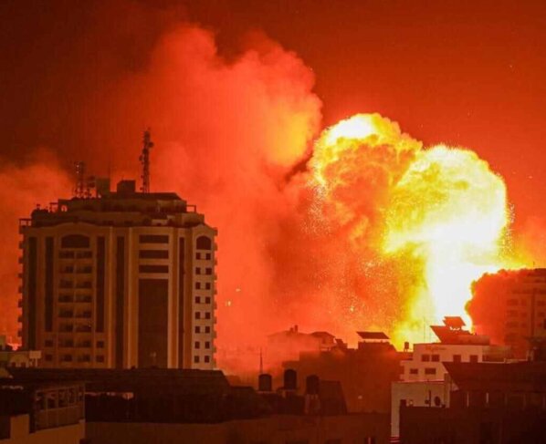 Es como un cuento de hadas, pero al revés: Las grandes potencias están 24 horas sobre 24 horas con el dedo puesto en el gatillo, siempre listas para que nos acabemos mutuamente.