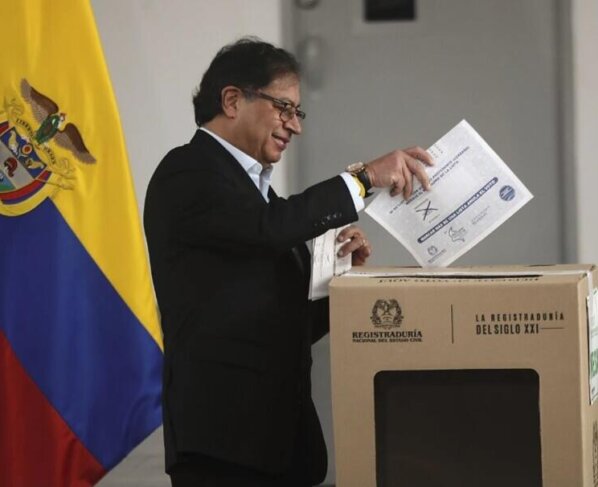Los aliados del presidente Gustavo Petro perdieron por amplio margen en las elecciones municipales y provinciales, en lo que los analistas llamaron una señal de creciente descontento con el primer gobierno de izquierda de Colombia.
