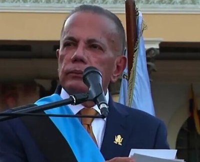 Manuel Rosales cedió su candidatura presidencial. El actual gobernador del Zulia y uno de los dos candidatos presidenciales inscritos