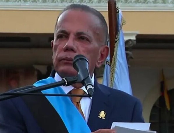 Manuel Rosales cedió su candidatura presidencial. El actual gobernador del Zulia y uno de los dos candidatos presidenciales inscritos