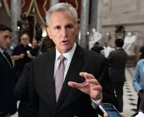 La salida de McCarthy ocurre luego de que su colega Matt Gaetz de Florida, presentara una moción para forzar una votación sobre su destitución en la noche del lunes.