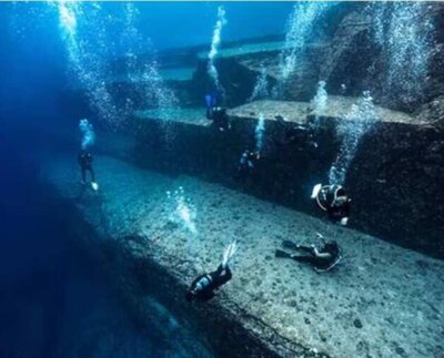 Yonaguni es un bloque de piedra que se encuentra a 25 metros de profundidad, presenta escalones perfectamente tallados y otras marcas que habrían sido producidas por la mano del hombre, las versiones contrapuestas y el mito de una civilización perdida.