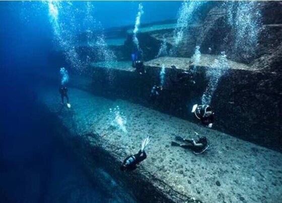 Yonaguni es un bloque de piedra que se encuentra a 25 metros de profundidad, presenta escalones perfectamente tallados y otras marcas que habrían sido producidas por la mano del hombre, las versiones contrapuestas y el mito de una civilización perdida.