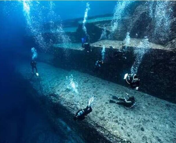 Yonaguni es un bloque de piedra que se encuentra a 25 metros de profundidad, presenta escalones perfectamente tallados y otras marcas que habrían sido producidas por la mano del hombre, las versiones contrapuestas y el mito de una civilización perdida.