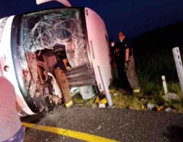 Hasta ahora son 18 las personas que murieron y varias han resultado heridas tras chocar en México un autobús en el que viajaban migrantes venezolanos según autoridades estatales.