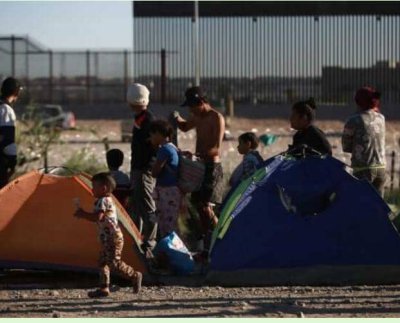 La medida ocurre mientras miles de migrantes pernoctan junto al río Bravo donde temen que los niños se enfermen por el frío que empieza a sentirse.