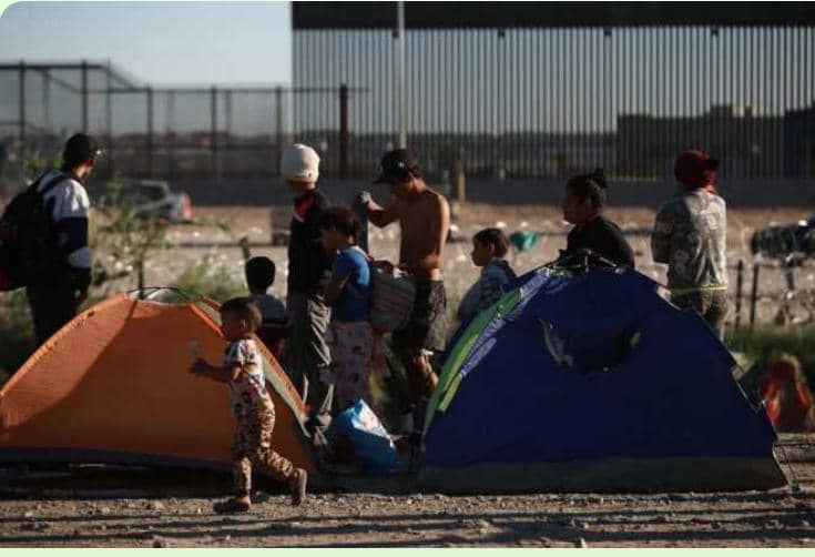 La medida ocurre mientras miles de migrantes pernoctan junto al río Bravo donde temen que los niños se enfermen por el frío que empieza a sentirse.