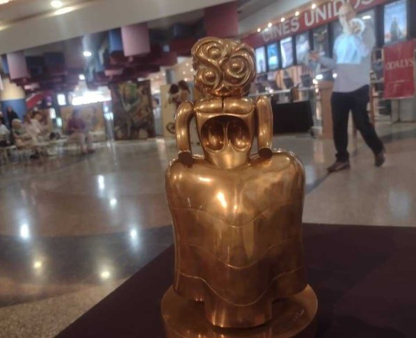 Odalys manifestó: "ha sido un trabajo duro de 40 años en el arte de mucho tropiezos y aciertos" y aqui estamos dando lo mejor de nosotros para continúar trabajando por el arte venezolano y del mundo.