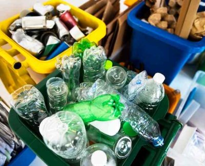 El reciclaje de plásticos se puede realizar de varias formas: mecánica y química. En el proceso mecánico la calidad del plástico reciclado disminuye con cada ciclo de reciclaje. El reciclaje químico es más sostenible pero más costoso.